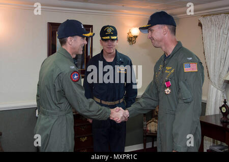 161202-N-KK 394-021 ROTES MEER (31. 2, 2016) der hinteren Adm. Jim Malloy, Mitte, Commander, Carrier Strike Group (CSG), 10, leitet als Kapitän Marc Miguez, Links, entlastet Kapitän Jeffrey Anderson, rechts, als Kommandant der Carrier Air Wing (Cvw) 3 Bei einer Änderung der Befehl Zeremonie im in-port Kabine der Flugzeugträger USS Dwight D. Eisenhower (CVN 69) (IKE). Ike und Ihre Carrier strike Group sind zur Unterstützung der Operation inhärenten Lösen, Maritime Security Operations und Theater Sicherheit Zusammenarbeit in den USA 5 Flotte Bereich der Operationen eingesetzt. (U.S. Marine Foto von Petty Officer 3. Klasse Stockfoto