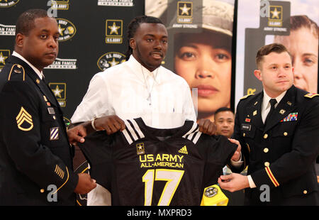 Die US-Armee ausgewählte Richard LeCounte von Liberty County High School in der Armee All-American Bowl 2017 zu spielen. Richard eingegangen sein Spiel Jersey in einer Zeremonie an seiner Schule statt am 2. Dezember 2016. Von mehr als einer Million High School Football spieler über dem Land ausgewählt, wird er in der jährlichen Ost gegen West Spiel am Samstag, 7. Januar 2017 auf der Alamo Dome in San Antonio, Texas. Das Spiel wird im Fernsehen auf NBC Live at 1pm EST und Top 100 High School Football der Nation Spieler. (U.S. Armee Foto von Master Sgt. Erick Ritterby) Stockfoto