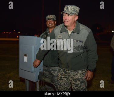 Brig. Gen. Patrick Doherty, 82nd Training Wing Commander, und Chief Master Sgt. Joseph Pritchard, 82Nd TRW Befehl Chief, Licht das Holiday tree Sheppard Air Force Base, Texas, Dez. 1, 2016. Jedes Jahr im Dezember, Sheppard leuchtet ein commemorative Baum im Geist der Vielfalt und feiert die Ferien. (U.S. Air Force Foto von älteren Flieger Kyle E. Anna Elisabeth) Stockfoto