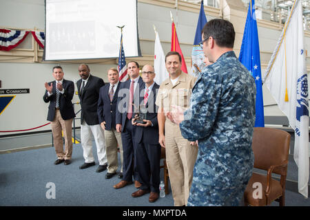 161128-N-RP 435-007 SAN DIEGO (Nov. 28, 2016) Der Marine Undersea Integration Program Office (PMW 770) Model based Systems Engineering (MBSE) Team erhält Beifall von Hinten Adm. Christian Boris Becker, rechts, Commander, Programm Executive Office für Kommando, Kontrolle, Kommunikation, Computer und Intelligenz (C4I) und Herrn John Papst III, Executive Director PEO C4I, Links, für den Erhalt der Abteilung der Marine 2016 Innovation Excellence Erwerb Team des Jahres ausgezeichnet. Die Mannschaft wurde zunächst den Preis während einer Preisverleihung im Pentagon Nov. 17, 2016 präsentiert. PMW 770 MBSE verwendet. Stockfoto