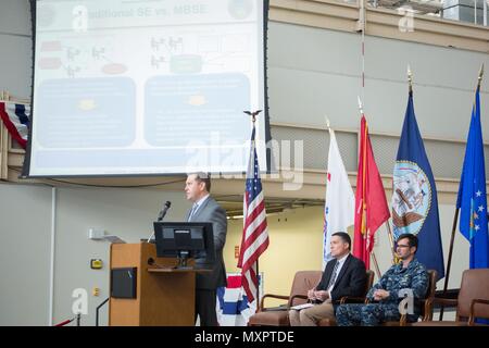 161128-N-RP 435-017 SAN DIEGO (Nov. 28, 2016) Brent Starr, Prinzip Assistant Program Manager (PAPM) und Teamleiter der Marine Undersea Integration Program Office (PMW 770) Model based Systems Engineering (MBSE) Team bietet einen Überblick über Mbse auf Personal aus dem Programm Executive Office für Kommando, Kontrolle, Kommunikation, Computer und Intelligenz (C4I) während alles - Hände Preisverleihung. Die Mannschaft wurde zunächst den Preis während einer Preisverleihung im Pentagon Nov. 17, 2016 präsentiert. PMW 770 verwendet, um schnell MBSE Commercial Off The Shelf Technology Integration und Modernisierung der Stockfoto