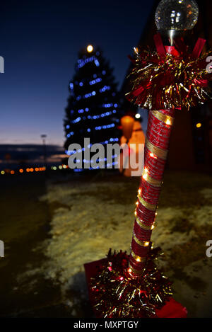 Die Freiheit Kapelle Weihnachtsbaum erhellt die Nacht in Ellsworth Air Force Base, S.D., Dez. 1, 2016. Die Lichter waren auf die von den Kindern der bereitgestellten Flieger während der 28. Bombe Flügel baum Beleuchtung Zeremonie geschaltet. (U.S. Air Force Foto von Airman 1st Class James L. Miller) Stockfoto