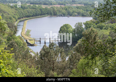 Nantes-Brest-Kanal (links) und der Weg von der Lac de Guerlédan Barrage, Mûr-de-Bretagne, Côtes-d'Armor, Bretagne, Frankreich. Stockfoto