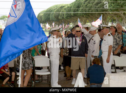 161202-N-WC 566-023 Pearl Harbor (31. 2, 2016) Sideboys machen mich auf Pearl Harbor überlebenden Lou Conter während einer Kranzniederlegung Zeremonie der gefallenen Menschen der Pennsylvania-Klasse Schlachtschiff USS Arizona zu Ehren, an den nationalen Friedhof von den Pazifik bei Punchbowl in Honolulu. Conter war eine 20-Jährige quartermaster 3. Klasse, als er das brennende Wrack der USS Arizona entgangen. Dez. 7, 2016, markiert den 75. Jahrestag der Angriffe auf Pearl Harbor und Oahu. Das US-Militär und den Zustand von Hawaii sind eine Reihe von Erinnerung Veranstaltungen während der Woche, den Mut und die Opfer zu ehren Stockfoto