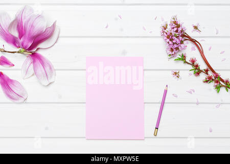 Weiße Schiff deck Tischplatte Szene mit leeren rosa Papier und Pink Magnolia Blumen Stockfoto