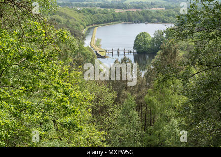 Nantes-Brest-Kanal (links) und der Weg von der Lac de Guerlédan Barrage, Mûr-de-Bretagne, Côtes-d'Armor, Bretagne, Frankreich. Stockfoto