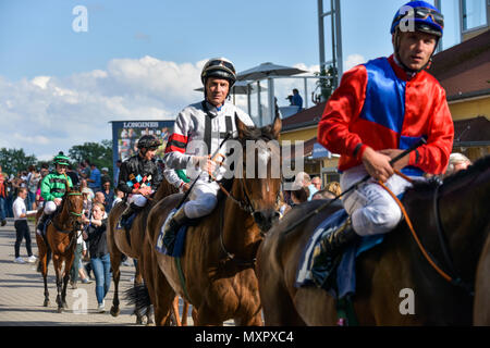 Pferderennen in Baden-Baden, 2. Juni, 2018, Baden Racing der Frühling Fall jockeys Nach dem Rennen Silberne Peitsche, Verlassen des Kurses Stockfoto