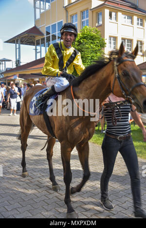 Pferderennen in Baden-Baden, 2. Juni, 2018, Baden Racing der Frühling Fall, Andreas Helfenbein auf Dorado, Gewinner des Preises der Oldtimer Treffen nach dem Rennen Stockfoto