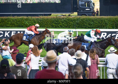 Pferderennen in Baden-Baden, 2. Juni, 2018, Baden Racing der Frühling Fall, Pferde laufen und kämpfen auf dem Kurs, Rennen der Badener Gemeinde Stockfoto