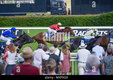 Pferderennen in Baden-Baden, 2. Juni, 2018, Baden Racing der Frühling Fall, Pferde laufen und kämpfen auf dem Kurs, Rennen der Badener Gemeinde Stockfoto