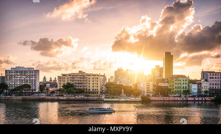 Recife in Pernambuco, Brasilien durch den Fluss Capibaribe. Stockfoto