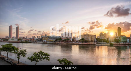 Recife in Pernambuco, Brasilien durch den Fluss Capibaribe. Stockfoto