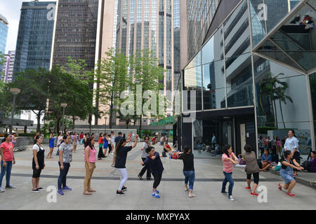 Hong Kong. 2016/05/22 Tanzstunde in der Mitte einer Straße, in einem Quadrat an der unteren von Gebäuden *** Local Caption *** Stockfoto