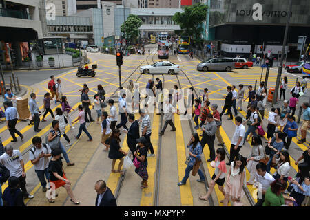 Hong Kong. Alltag. Street Scene. Krähe von Menschen zu Fuß auf einem Zebrastreifen. Taxi *** Local Caption *** Stockfoto