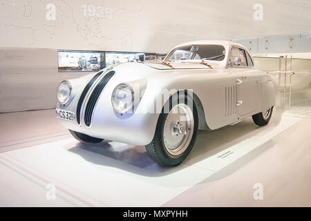 München, Deutschland - 8 April 2017: 1939 BMW 328 Touring Coupé im BMW Museum. Stockfoto