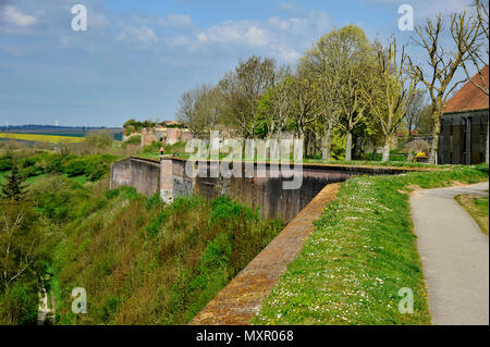 Montreuil-sur-Mer (Frankreich). Die befestigte Stadtmauern der mittelalterlichen Zitadelle von Vauban umgewandelt, die die obere Stadt und stretchi Stockfoto