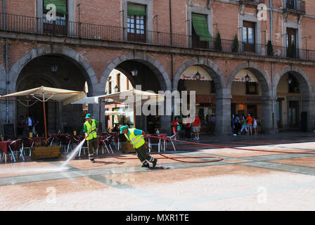 Straßenreinigung im Mercado Chico Platz arbeiten. Avila, Spanien. Stockfoto