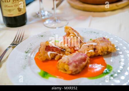 Gefüllte Paprika mit rotem Pfeffer Sauce. Ansicht schließen. Stockfoto