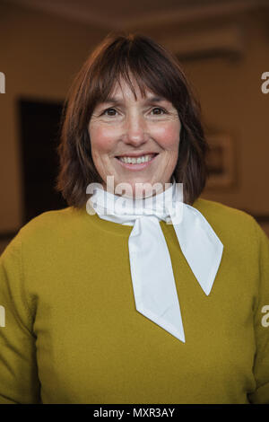Nahaufnahme, Ansicht von vorne Porträt einer Reife Geschäftsfrau, Lächeln für die Kamera. Stockfoto