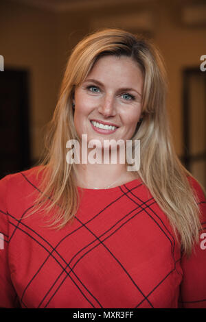 - Nahaufnahme, Frontansicht Porträt einer Mitte - Erwachsene Geschäftsfrau, Lächeln für die Kamera. Stockfoto