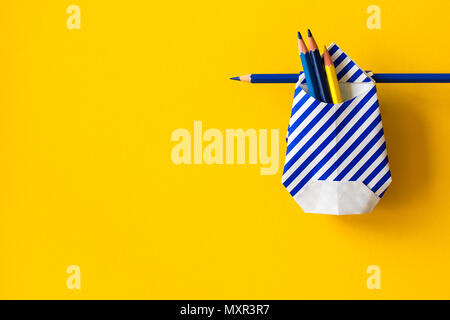 Zurück zum Konzept der Schule. Papier gestreifter Rucksack mit Schulmaterial. Origami. Paper Craft. Platz kopieren Stockfoto