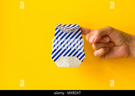 Zurück zum Konzept der Schule. Papier gestreifter Rucksack mit Schulmaterial. Origami. Paper Craft. Platz kopieren Stockfoto