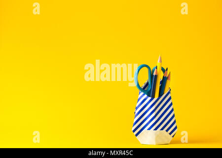 Zurück zum Konzept der Schule. Papier gestreifter Rucksack mit Schulmaterial. Origami. Paper Craft. Platz kopieren Stockfoto