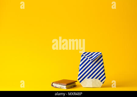 Zurück zum Konzept der Schule. Papier gestreifter Rucksack mit Schulmaterial. Origami. Paper Craft. Platz kopieren Stockfoto