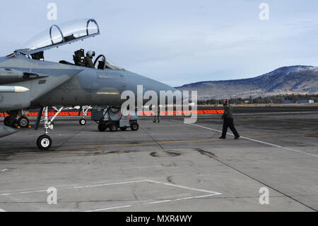 F-15 Crew Chief und Piloten von der 173Rd Fighter Wing vorbereiten zum lanunch Düsen für eine trainingsmission an Kingsley Feld in Klamath Falls, Oregon, 2. Dezember 2016. Die 173Rd Fighter Wing ist die Heimat der alleinige F-15C Ausbildung Basis für die United States Air Force. (U.S. Air National Guard Foto von Master Sgt. Jennifer Shirar) Stockfoto