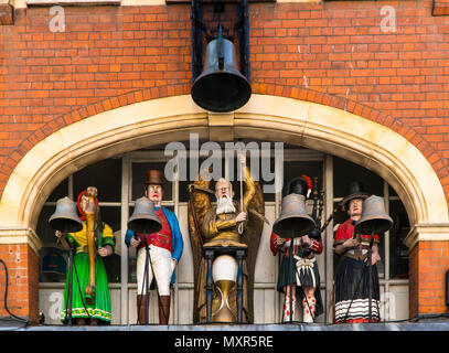 Läuten Uhr mit männlichen und weiblichen Figuren über Uhr Entscheidungsträger shop, Southgate Straße Gloucester UK Mai 2018. Stockfoto