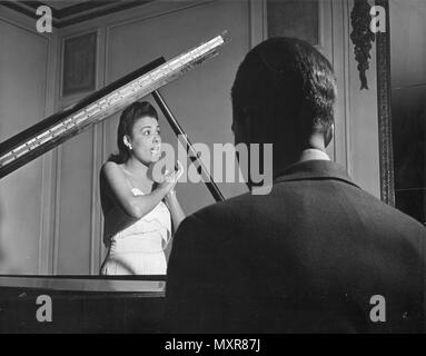 Jazz Sängerin und Schauspielerin Lena Horne durchführen. Foto von Ray Pinney, circa 1950. Stockfoto