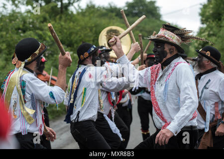 Thaxted Morris Wochenende 2./3. Juni 2018 Das silur Morris Dancing Seite aus Herefordshire tanzen in den Dörfern um Thaxted. Stockfoto