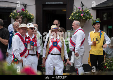 Thaxted Morris Wochenende 2./3. Juni 2018 den Kelch Morris Dancing Seite am Pferd und Bräutigam Pub, Cornish Halle Ende, Essex. Stockfoto