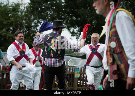 Thaxted Morris Wochenende 2./3. Juni 2018 den Kelch Morris Dancing Seite am Pferd und Bräutigam Pub, Cornish Halle Ende, Essex. Stockfoto