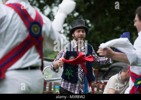 Thaxted Morris Wochenende 2./3. Juni 2018 den Kelch Morris Dancing Seite am Pferd und Bräutigam Pub, Cornish Halle Ende, Essex. Stockfoto