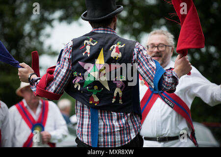 Thaxted Morris Wochenende 2./3. Juni 2018 den Kelch Morris Dancing Seite am Pferd und Bräutigam Pub, Cornish Halle Ende, Essex. Stockfoto