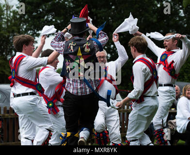 Thaxted Morris Wochenende 2./3. Juni 2018 den Kelch Morris Dancing Seite am Pferd und Bräutigam Pub, Cornish Halle Ende, Essex. Stockfoto