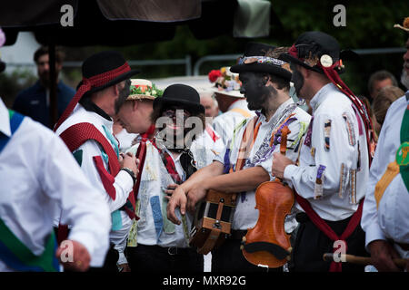 Thaxted Morris Wochenende 2./3. Juni 2018 Das silur Morris Dancing Seite aus Herefordshire tanzen in den Dörfern um Thaxted. Stockfoto