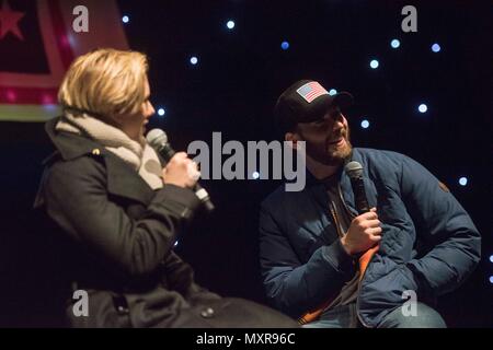 Scarlett Johansson und Chris Evans führen für Service-Mitglieder während der USO Holiday Tour auf der Incirlik Air Base, 5. Dezember 2016. Marine General Joseph F. Dunford, Jr., Vorsitzender der Joint Chiefs Of Staff und USO Entertainer, Willen besuchen Service-Mitglieder, die bereitgestellt werden von zu Hause aus in den Ferien an verschiedenen Orten rund um den Globus. Das diesjährige Entertainer enthalten Schauspieler Chris Evans, Schauspielerin Scarlett Johansson, NBA-Legende Ray Allen, 4-Takt-olympische Medaillengewinner Maya DiRado, Countrymusik Sänger Craig Campbell und Mentalist Jim Karol. (DoD Foto vom Navy Petty Officer 2. Klasse Dominique A. Pinei Stockfoto