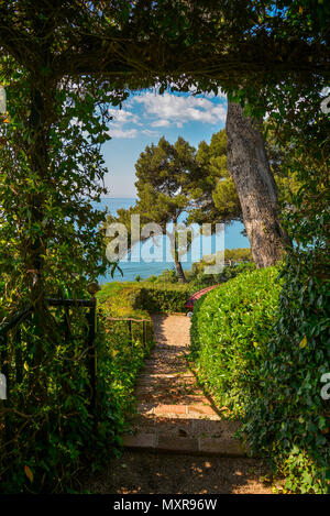 Lloret de Mar, Spanien - 11 April 2017: Schöne Aussicht auf das Meer von der Santa Clotilde Gärten in Lloret de Mar, Spanien Stockfoto