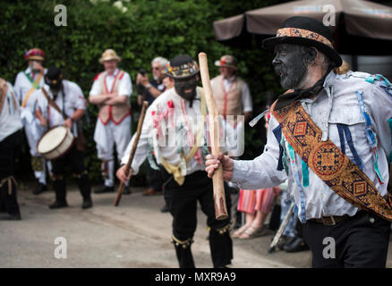 Thaxted Morris Wochenende 2./3. Juni 2018 Das silur Morris Dancing Seite aus Herefordshire tanzen in den Dörfern um Thaxted. Stockfoto