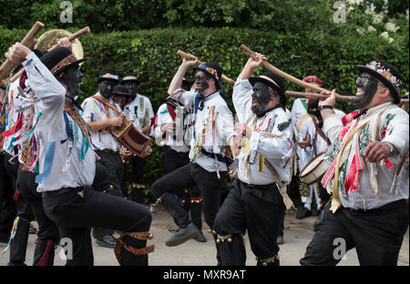 Thaxted Morris Wochenende 2./3. Juni 2018 Das silur Morris Dancing Seite aus Herefordshire tanzen in den Dörfern um Thaxted. Stockfoto