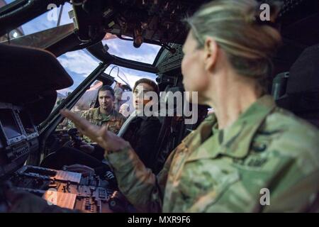 Scarlett Johansson spricht Armee Oberst Abigail Linnington während der USO Holiday Tour auf der Incirlik Air Base, 5. Dezember 2016. Marine General Joseph F. Dunford, Jr., Vorsitzender der Joint Chiefs Of Staff und USO Entertainer, Willen besuchen Service-Mitglieder, die bereitgestellt werden von zu Hause aus in den Ferien an verschiedenen Orten rund um den Globus. Das diesjährige Entertainer enthalten Schauspieler Chris Evans, Schauspielerin Scarlett Johansson, NBA-Legende Ray Allen, 4-Takt-olympische Medaillengewinner Maya DiRado, Countrymusik Sänger Craig Campbell und Mentalist Jim Karol. (DoD Foto vom Navy Petty Officer 2. Klasse Dominique A. Pineiro / Re Stockfoto