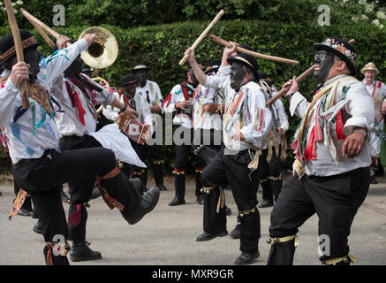 Thaxted Morris Wochenende 2./3. Juni 2018 Das silur Morris Dancing Seite aus Herefordshire tanzen in den Dörfern um Thaxted. Stockfoto