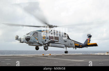 161130-N-GI 441-114 ATLANTIK (Nov. 30 2016) Einem MH-60R Seahawk befestigt ist partans" der Hubschrauber Maritime Strike Squadron (HSM) 70 nimmt Flug Flight Deck an Bord der Flugzeugträger USS George H.W. Bush (CVN 77). GHWB ist unterwegs die Durchführung einer Composite Trainingsgerät Übung (COMPTUEX) Mit dem George H.W. Bush Carrier Strike Group in Vorbereitung für eine bevorstehende Bereitstellung. (U.S. Marine Foto von Seaman Brianna Bowens/Freigegeben) Stockfoto