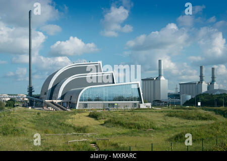 Suez Energie Aus Abfall. Severnside Energy Recovery Centre, eine Anlage zur Rückgewinnung von Energie aus Abfällen. Das Seabank Power Station befindet sich auf der rechten Seite. Stockfoto