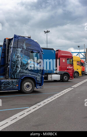 Le Havre, Frankreich - Mai 04, 2018: Lkw auf einer Autobahn Raststätte geparkt Stockfoto