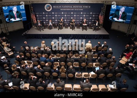 Der stellvertretende Verteidigungsminister Bob Arbeiten spricht während einer Podiumsdiskussion auf der Reagan National Defense Forum in der Reagan National Bibliothek, Simi Valley, Calif., Dez. 3, 2016. (DoD Foto von Armee Sgt. Amber I. Smith) Stockfoto