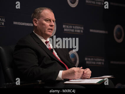 Der stellvertretende Verteidigungsminister Bob Arbeiten spricht während einer Podiumsdiskussion auf der Reagan National Defense Forum in der Reagan National Bibliothek, Simi Valley, Calif., Dez. 3, 2016. (DoD Foto von Armee Sgt. Amber I. Smith) Stockfoto