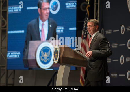 Verteidigungsminister Asche Carter spricht an der Reagan National Defense Forum an der Ronald Reagan Presidential Library in Simi Valley, Calif., Dez. 3, 2016. (DOD Foto von US Air Force Tech. Sgt. Brigitte N. Brantley) Stockfoto